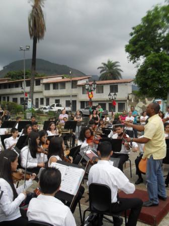 nucleoejido's tweet photo. concierto plaza @elsistema #ElSistemaEnNavidad2014 http://t.co/xKMh7PDoGg