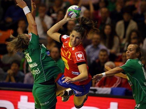 RFEBalonmano's tweet photo. ¡Las #Guerreras asaltan Györ! Crónica de la victoria de España sobre Hungría.
http://t.co/ZBKPYW6uiX http://t.co/mnxM9QUFER