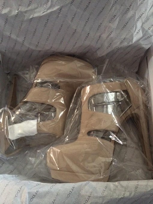 Looking for who sent me these awesome shoes so I can send a thank you!!!! #behonest http://t.co/kZLZ<a href="/tag/behonest"class="tags"><span>#behonest</span></a>