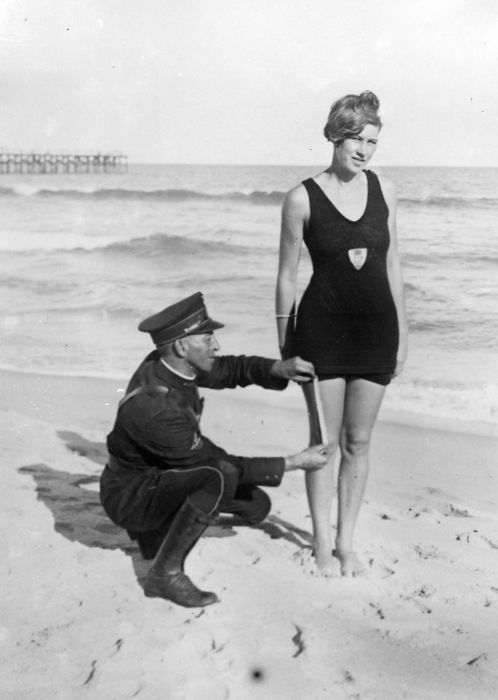 HistoryInPics's tweet image. West Palm Beach police measuring swimsuit length, 1925