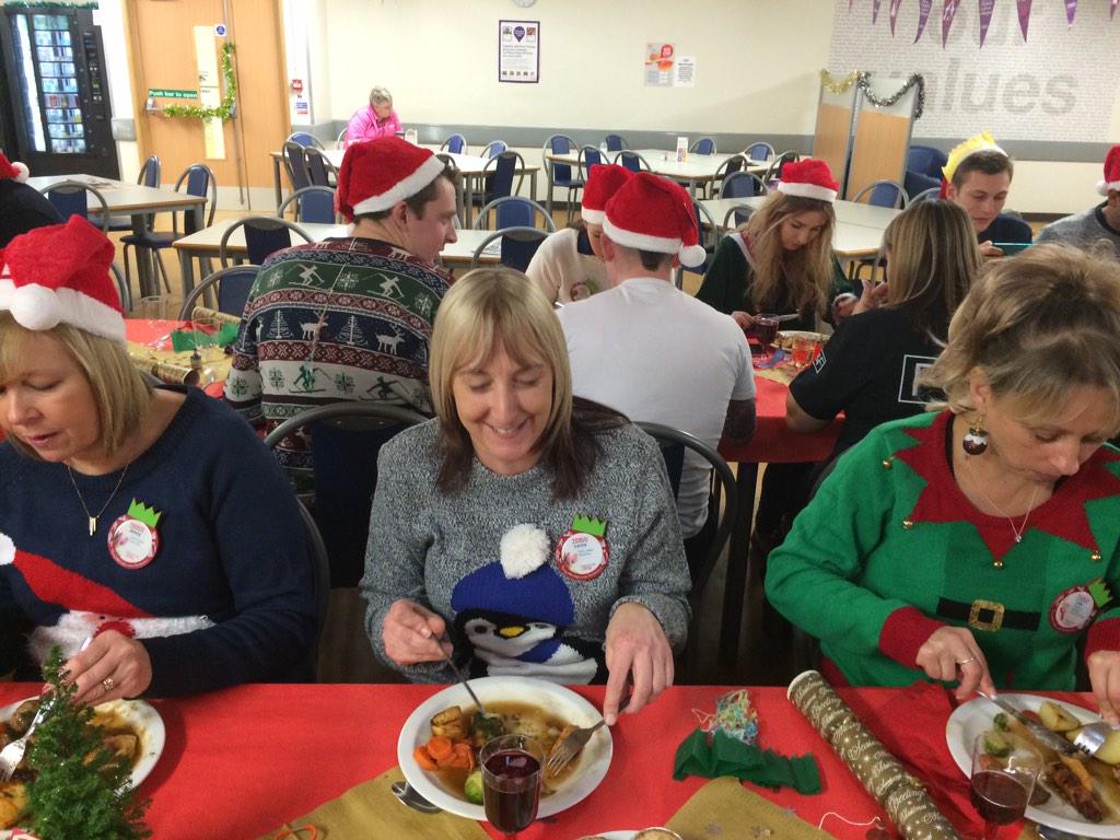 rsdavies90's tweet photo. Xmas Dinner @ParkFarm2039! @mrslpat @DanHollmanTESCO @nickfox321 http://t.co/EjrZCn9lou