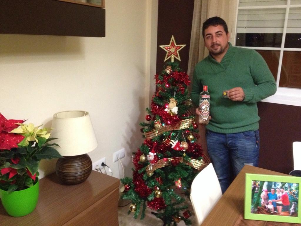 anabel_vargasm's tweet photo. Nuestro árbol de navidad @YmartinY27 :) http://t.co/b8RFWbYJLG