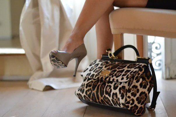 RuSumki's tweet image. Главная загадка каждой женщины спрятана в её сумке