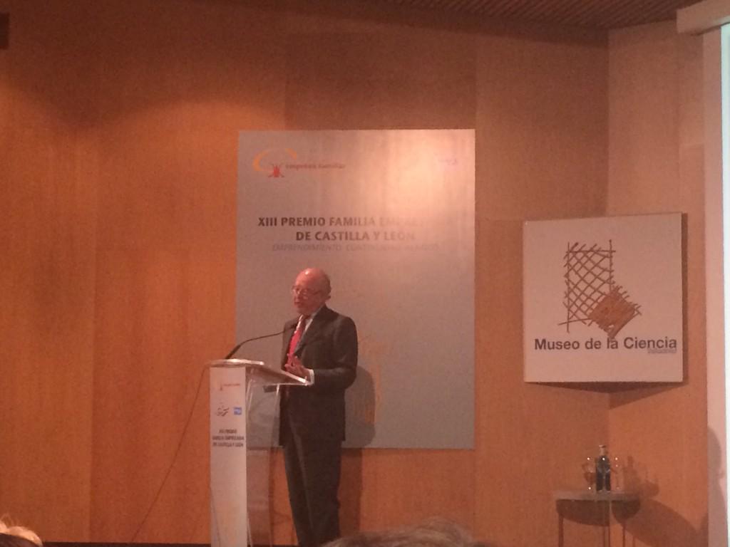 eduestevezg's tweet photo. El profesor Gallo recoge el #premioefcl por su labor académica @iesebs @CarlosArbesu http://t.co/FS3iRPta4u