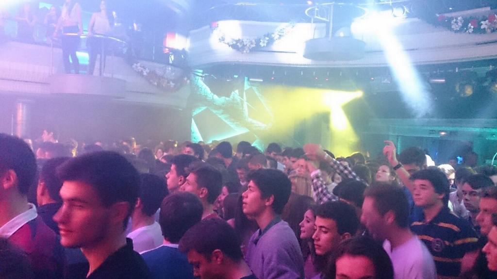 kapital_young's tweet photo. Que pegatina os pondriais Dj's ??
@JHO_ONYDJ @Fer_Orea @djsergioL @BLAZZ_dj @LuisBallesDJ 
Y tu cual te vas a poner!! http://t.co/SzVRSX3I9X