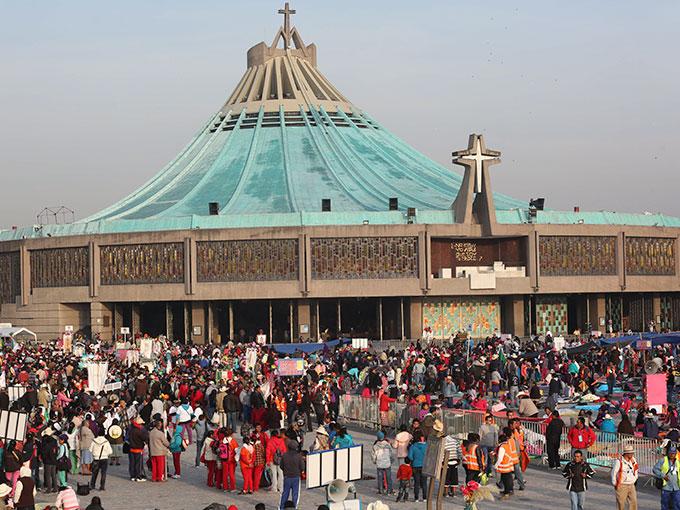 Excelsior's tweet photo. Las cifras sorprendentes de la Basílica de Guadalupe. http://t.co/Vhq9WI0ngc (vía @Dinero_Exc) http://t.co/TmVy2dlOfT