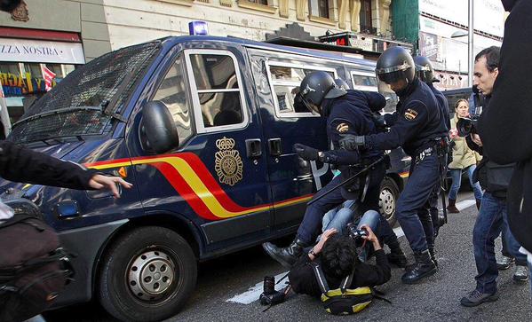 15MBcn_int's tweet photo. #Spain becomes the first country in the #EU that prohibits citizens from recording or taking pictures of the police http://t.co/EGRHiZqIr3