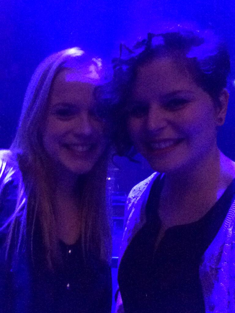 MKoopman94's tweet photo. Eindelijk! Wachten op @Blaudzun met @LoesVerswyveren #feestje http://t.co/TYVF9KPxmt