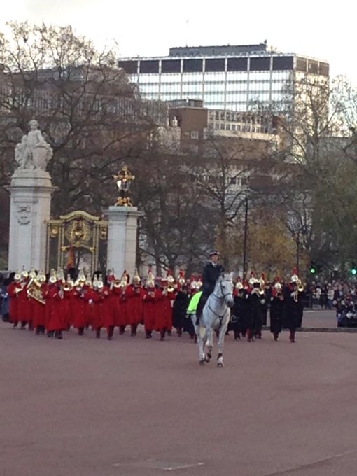 Lovely to watch the change over of the guards today 💪 http://t.co/OBIxfqeDLA