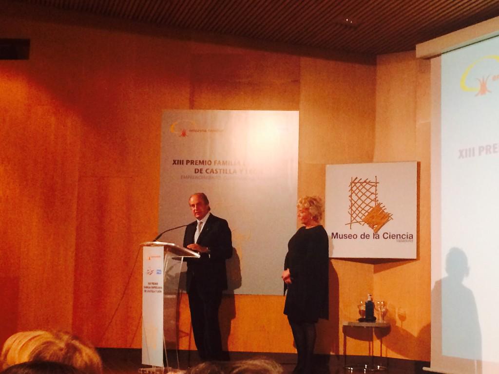 eduestevezg's tweet photo. JM González Serna y Lucía Urban cierran la gala del #premioefcl enhorabuena! @GrupoSiro @Mercadona @EFCyL http://t.co/ukX4y87dQp
