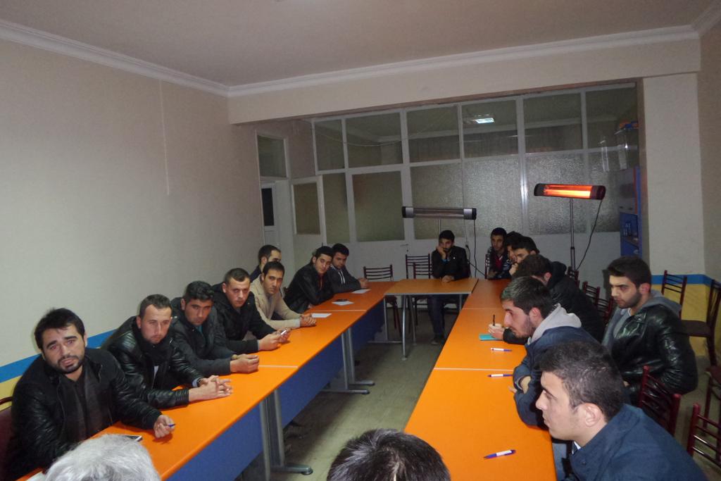 SuleymanCelik16's tweet photo. YenisehirAkPartiGençlikKollarıninYönetm KuruluToplantısına ilçeBaş. @adnankamileka Katıldık.FikirAlışVerişi Yapıyoruz http://t.co/Kv90CO8IdA