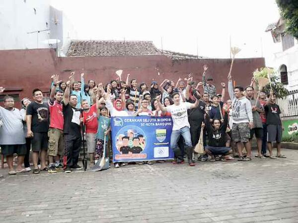 RizkyRadovic's tweet photo. @ridwankamil kelurahan kebon jeruk RW.05 unggal hari minggu kerja bakti kang emil iraha bade ka kebon jeruk deui kang http://t.co/daEUDqOHVL