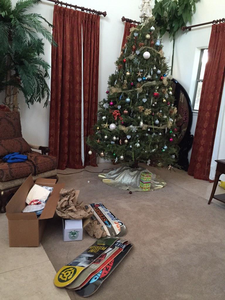 chookskywalker's tweet photo. 🎄🎁 http://t.co/ArpnGyvqFV