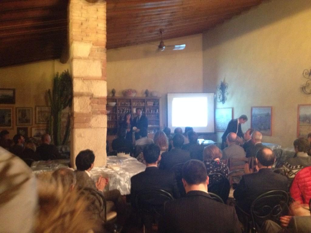 CDSVerona's tweet photo. Questa sera l'incontro di #CDSVerona inizia con la premiazione della miglior #startup dell'anno: @okkamit http://t.co/4aQNNYj8Yp