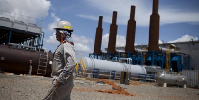 tpi's tweet image. Perché il prezzo dei barili è crollato del 40% da giugno e quali saranno le conseguenze: goo.gl/gK1MGn