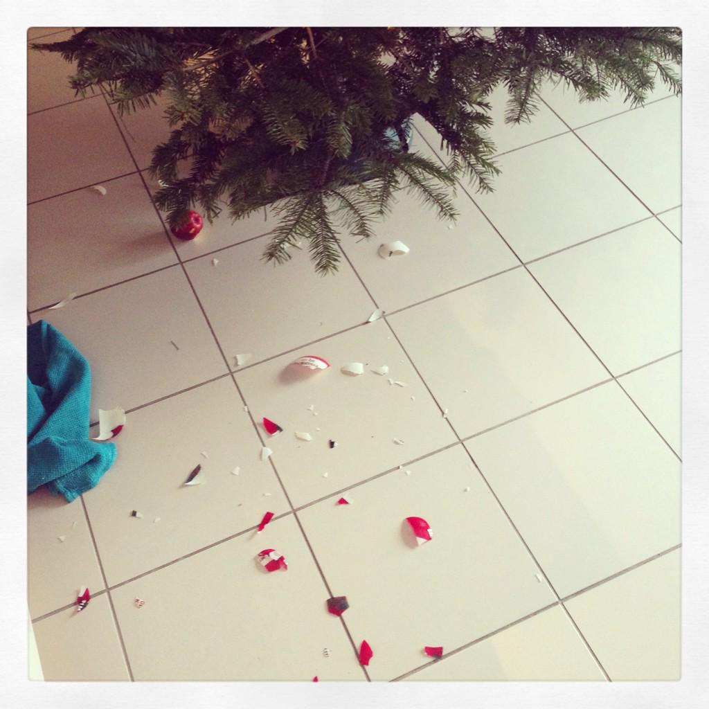 know_mum's tweet photo. Got "help" with the Christmas decs today.....  🎄 http://t.co/WlEx02JJTc