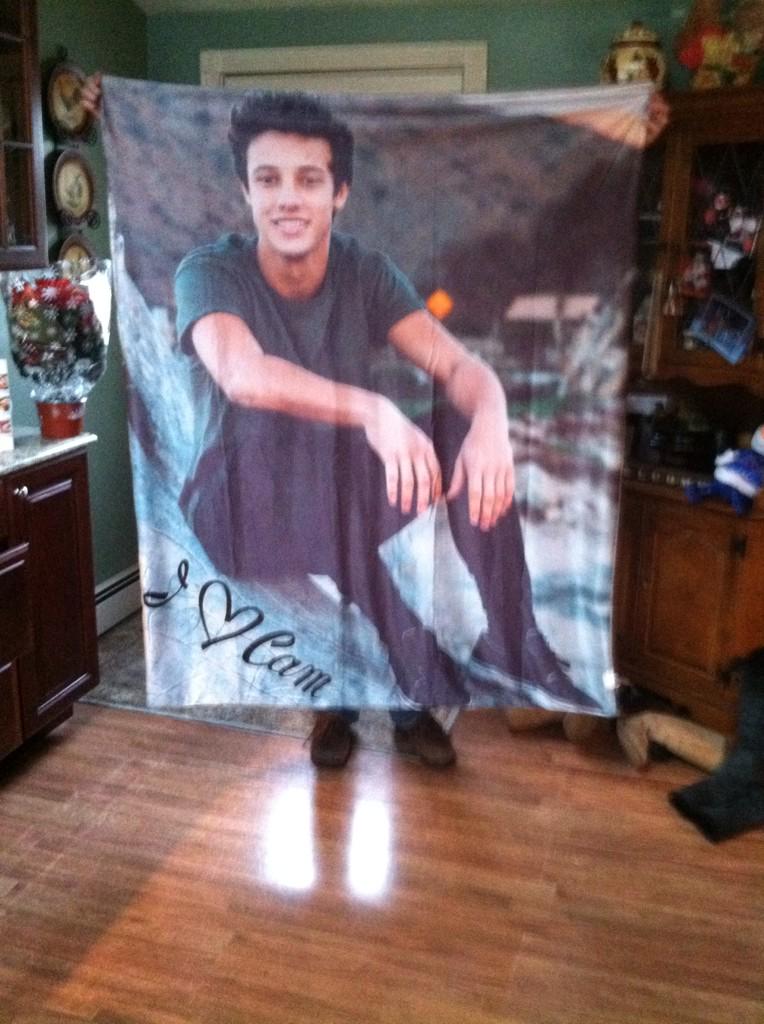 sidesimon's tweet photo. OMG I GOTTTT MYY CAMERON BLANKET!!!! AHHHHH @camerondallas #CamMerch #CameronMerch ๐๐ http://t.co/Fcv5ZFixpu
