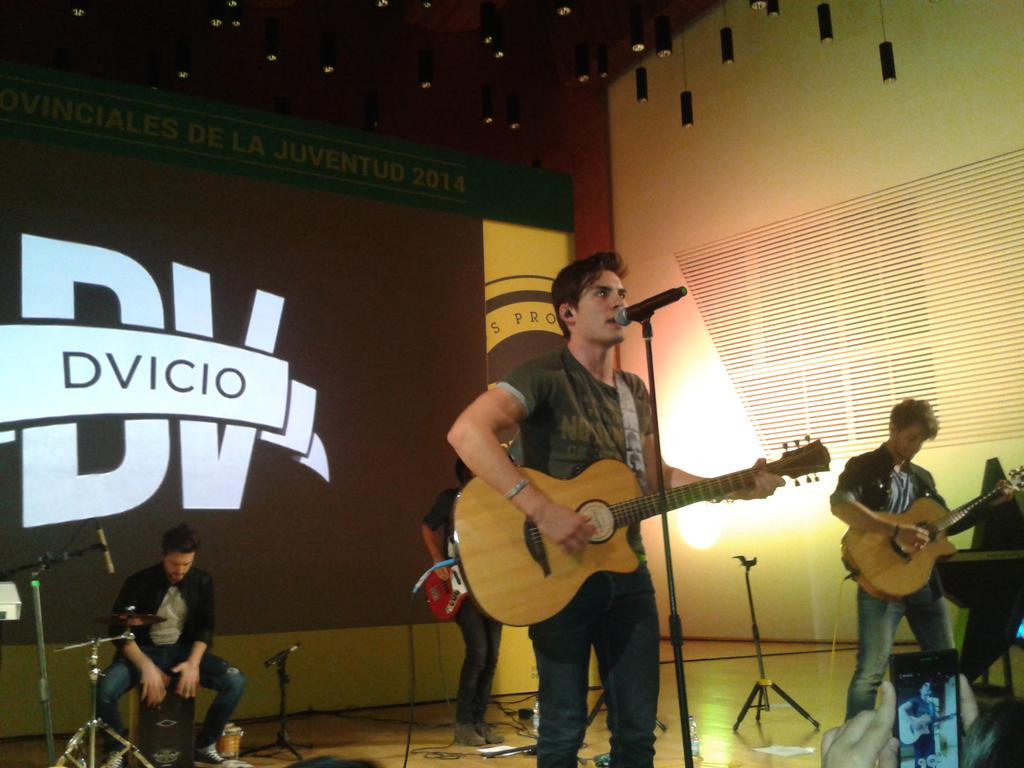 GuauMiauyMas_'s tweet photo. RT @arthe24 Y ahora de concierto con @dvicioficial en el #topcreation2014 ¡Pequeños placeres de mi trabajo! Jijijiji http://t.co/uTFJHlwswx