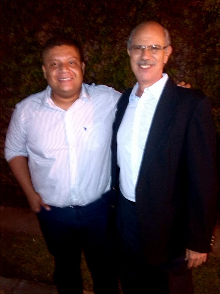 edgarmena17's tweet photo. Un gusto saludarlo @RichardsonJn y el próximo sábado que suene #TheCarpenters por @emusicalesTCS y #DKda7 http://t.co/IOFWfEkUAz