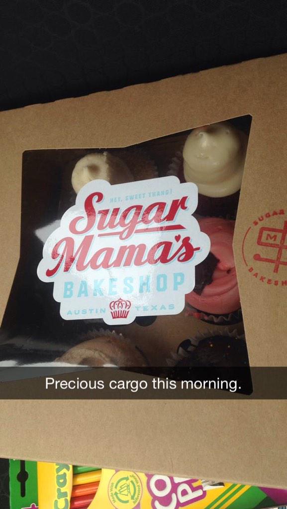 myserverstruggs's tweet image. It&apos;s my managers birthday today. And this is why I have the best shifts and sections.