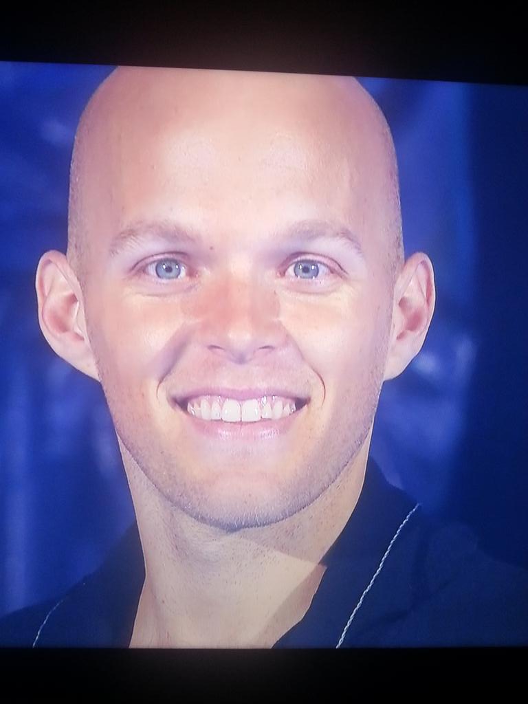 #XF8 #XF8LAFINALE Non se lo ha cagato nessuno. Povero.