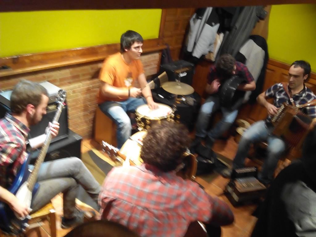 IratiMendiguren's tweet photo. Hasi da @TXOKOGORRI ren #JamSession saioa pintxopote giro beroan! @aiaraldea http://t.co/Gl1PRv5HN5