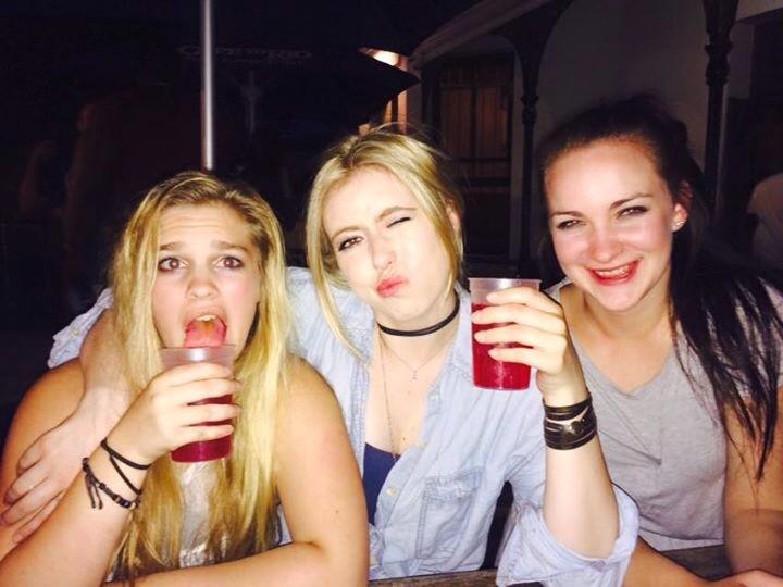 lynedreyer's tweet photo. The good times 🍟🍹 #endOfExams #celebrate #holiday #Stellenbosch #andTheyDrank #red #friends http://t.co/TVgSutesBy