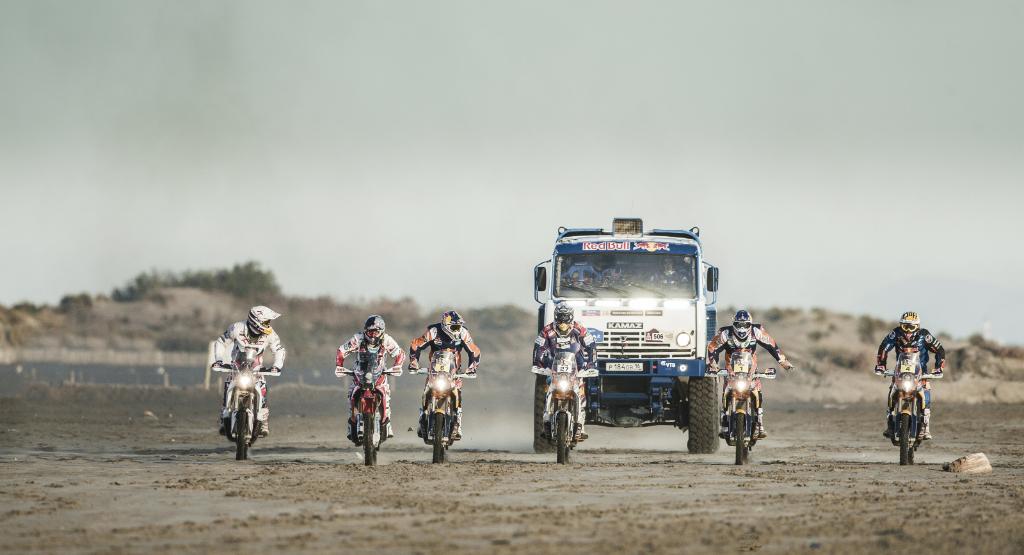 redbullESP's tweet photo. La armada para el @Dakar 2015 entra en acción http://t.co/v9KiQIdnuj Cuando vayan en manada a por ti, corre! http://t.co/Bus3XRA4xy