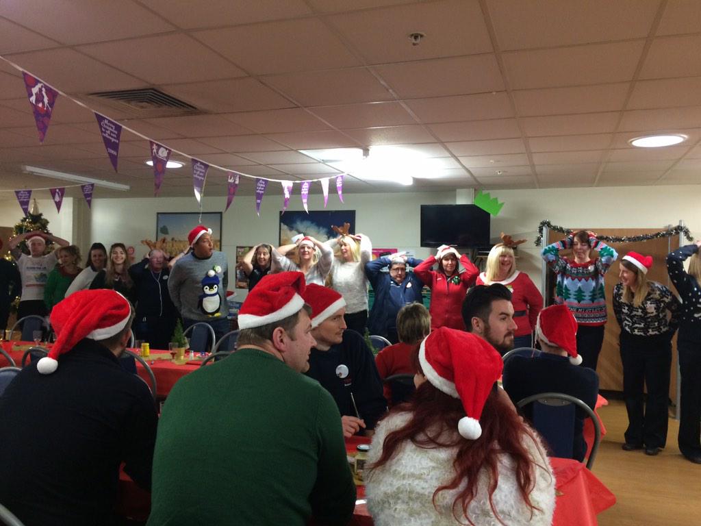 rsdavies90's tweet photo. Xmas Dinner @ParkFarm2039!!! @mrslpat @DanHollmanTESCO @nickfox321 http://t.co/tPxHRd676F