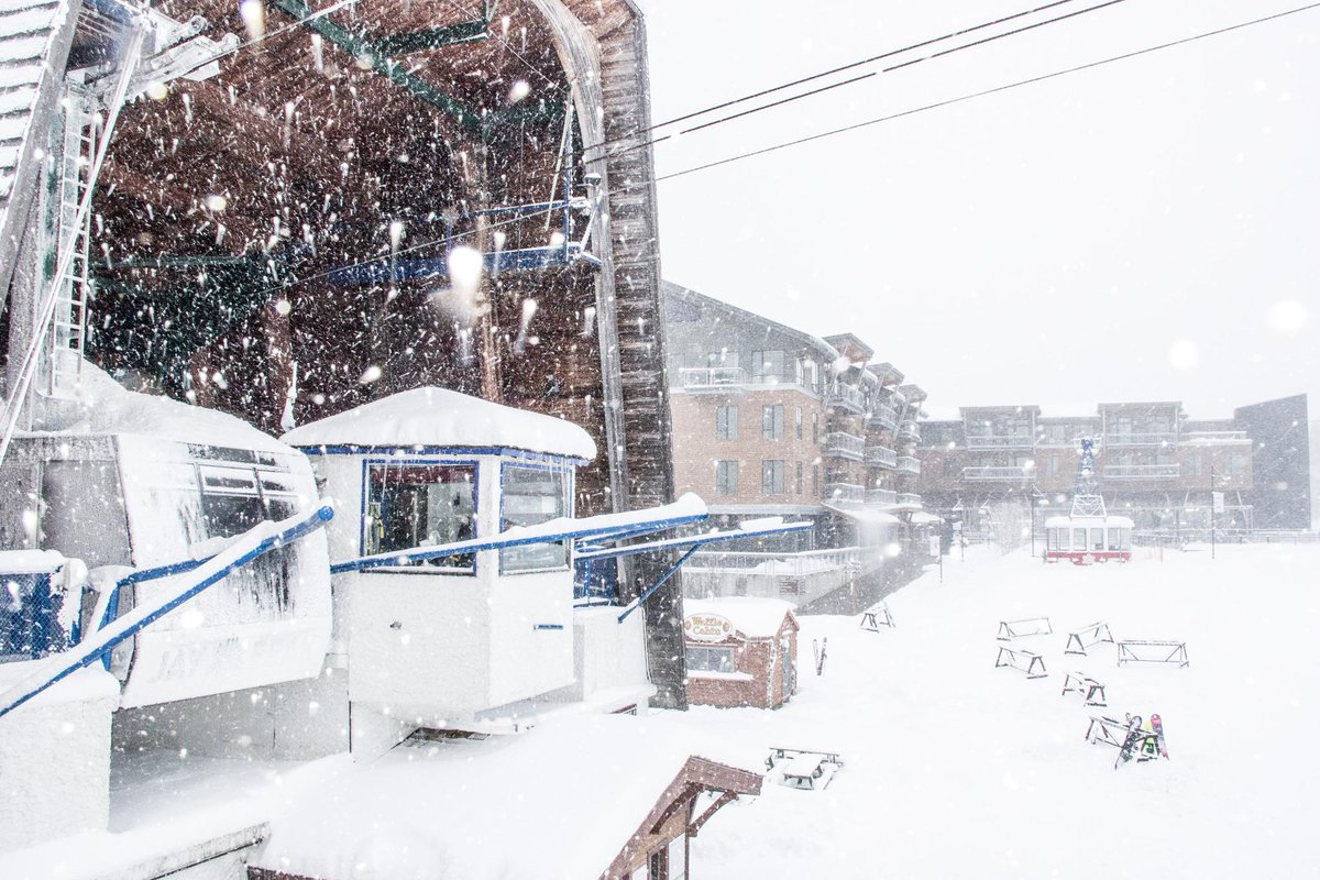 jaypeakresort's tweet photo. Friends see the frenzy. More snow for your turns tomorrow. #Skol #PraiseBeToUllr http://t.co/Wo0U0gWGYp