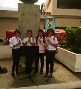 cuarteto de flautas dulces, plaza Justo Briceño <a href="/elsistema/">El Sistema</a> #ElSistemaEnNavidad2014