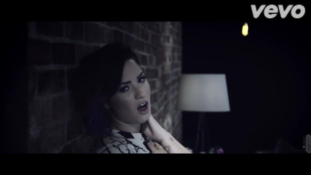 L1ghtweight's tweet photo. 😍😍😍 @ddlovato @ollyofficial #UpMusicVideoToday http://t.co/7owfFBQPSr