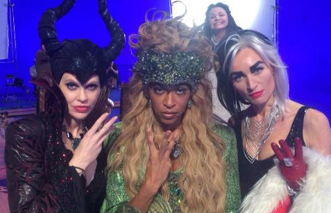 parrillayoung's tweet photo. this is how the cool kids photobomb http://t.co/WuxDlNtb7Z
