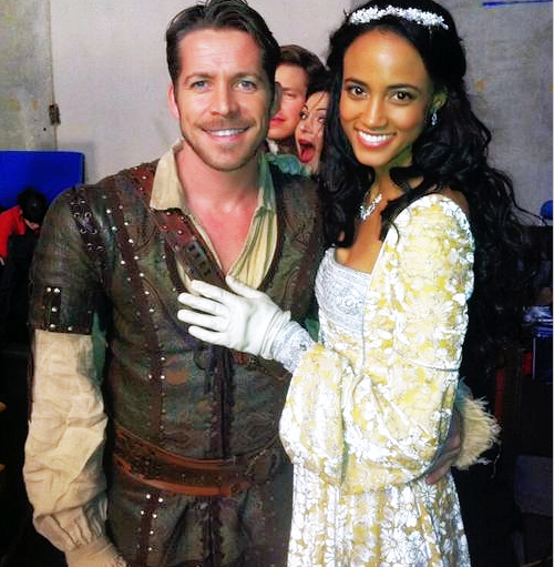 parrillayoung's tweet photo. this is how the cool kids photobomb http://t.co/WuxDlNtb7Z