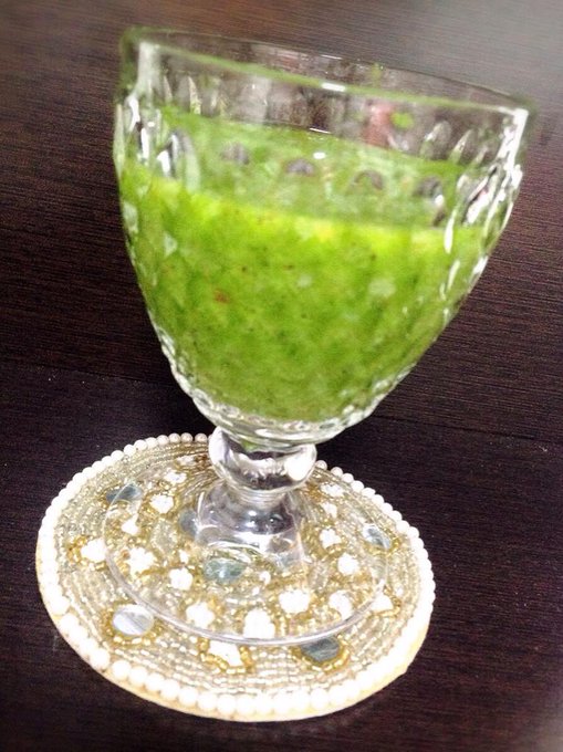 今日のグリーンスムージーは、サラダほうれん草、キウイ、りんご♡ サラダほうれん草を使うと、ほうれん草のクセがなくて味がまろやかになって飲みやすい！ http://t.co/McrXWlPGSk