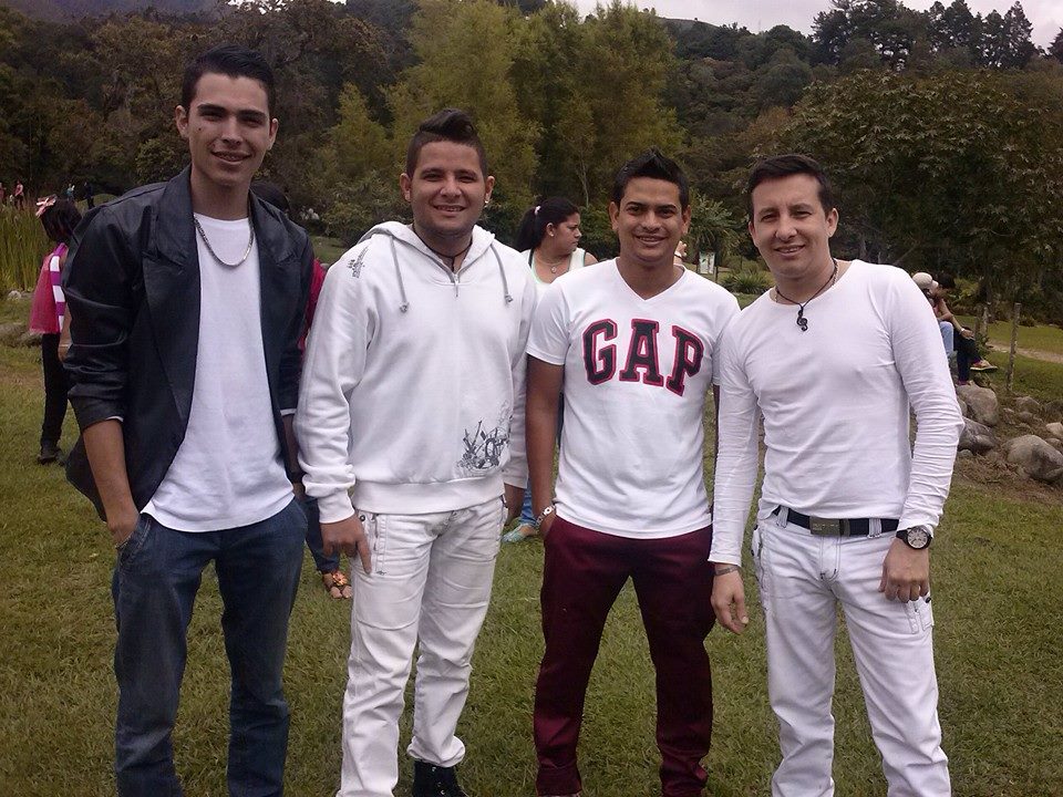 sinskape's tweet photo. Aqui antes de grabar. Mensaje de navideño del canal V... #sinskape. #losprofetas http://t.co/wB6AOxFFn8