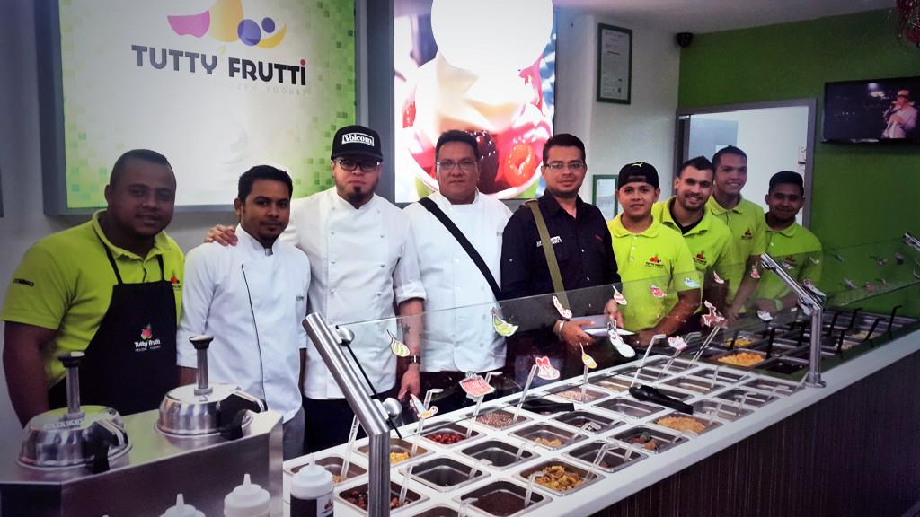 chefbusiness's tweet photo. De visita en las tiendas de Tutty Frutti #SoftGelato 😏👏👍🍦🍦🍏 http://t.co/bHNG6xnQ2H