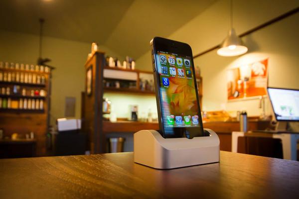CrispVibe's tweet photo. #ELEVATIONDOCK 2 #iphone undocking is a #breeze, #gorgeous on your desk. #Apple #designed http://t.co/7OUF81mh64 http://t.co/ZB6Ee4bfCW