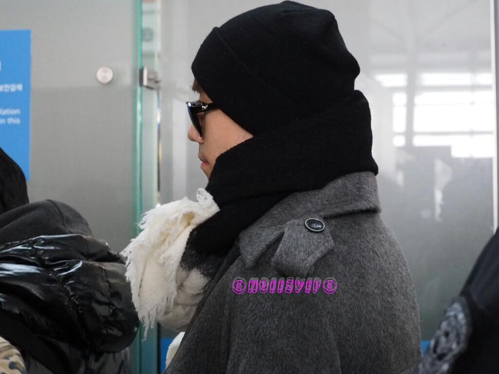 [12/12/14][Pho] GD và Seungri tại sân bay Incheon đến Vũ Hán B4n6pK8CUAQi9w_