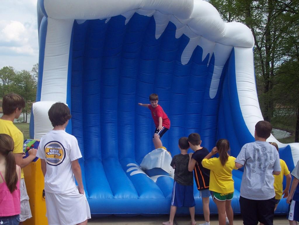 AtlantaBoatShow's tweet image. Surf&apos;s Up! Test out your balancing skills on the #RoboSurfer at #AtlantaBoatShow!