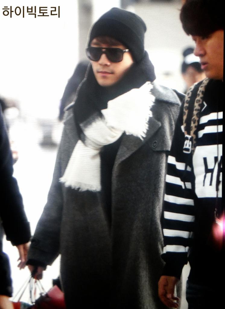 [12/12/14][Pho] GD và Seungri tại sân bay Incheon đến Vũ Hán B4n9tg5CMAAI7WF