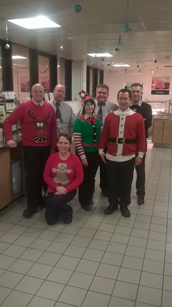 MartinWannell's tweet image. Didcot depot night shift team ready to serve Xmas dinner @magskev01 @Delboy7318