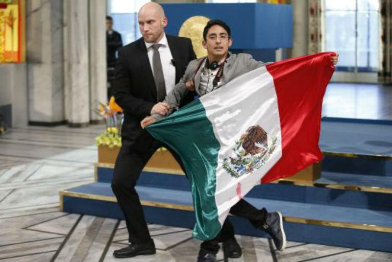 RedPolitica's tweet photo. Niegan asilo político a mexicano que irrumpió en Nobel
http://t.co/YIoBVqoxnh http://t.co/K9eJJ3WYiK
