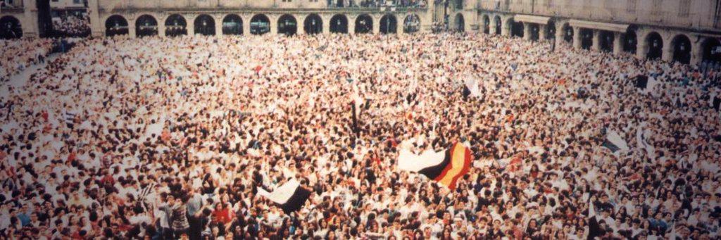 smeider's tweet photo. A mí la Plaza Mayor llena sólo me gustó cuando se llevaban estos colores #UDSeterna http://t.co/M2FSUtPBkF