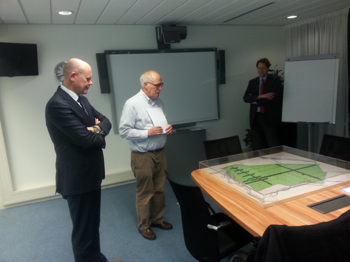 Overhandiging van de maquette van de droogmakerij aan zuidplas
