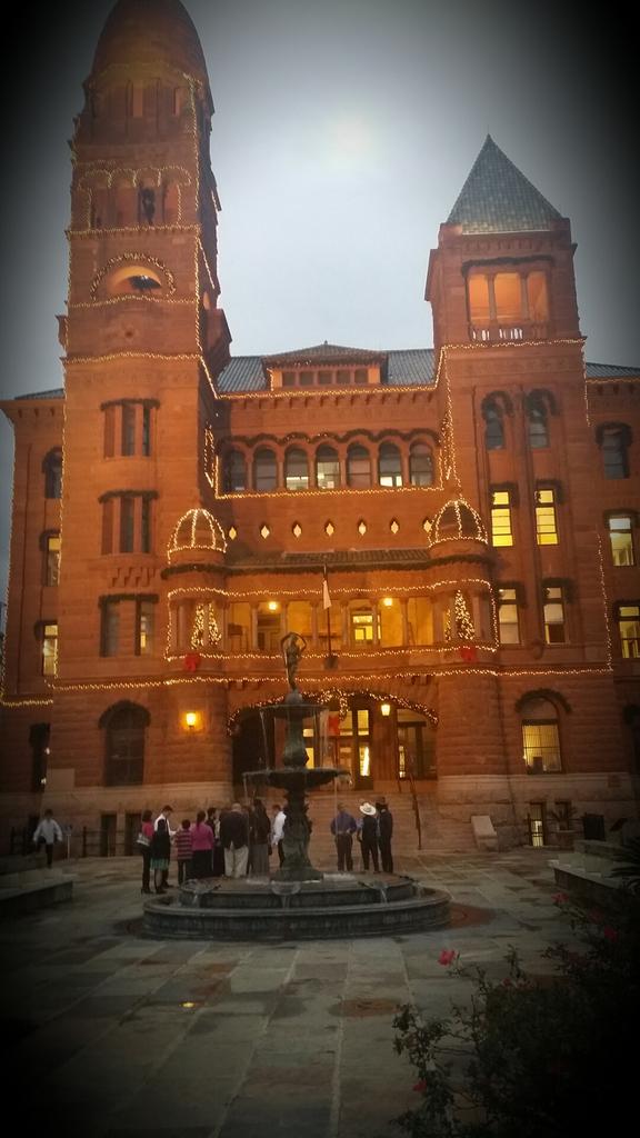 BexarCounty's tweet photo. Thank you! RT @JennSRodriguez: Looking good @BexarCounty Courthouse π #TwoWeeksUntilChristmas http://t.co/kumCSE077Z