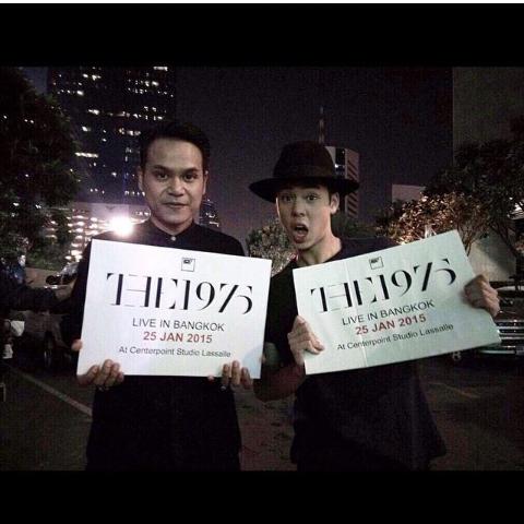 pacharapeachGTH's tweet photo. #the1975 #the1975liveinbangkok #whiteroseband #theroseiscoming @BeamMusika @Peach_pachara http://t.co/Omveh9Sltd