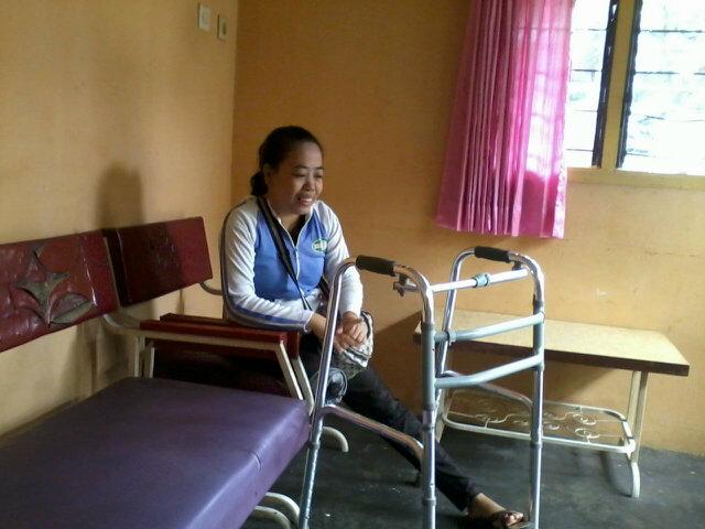 statusenglish's tweet photo. #SR121214 #Jogja #buDEWI (37th, Amputasi kaki) sedang dilakukan pengukuran kaki palsu di RS Yakkum @SRbergerak http://t.co/UZkO83IeYI