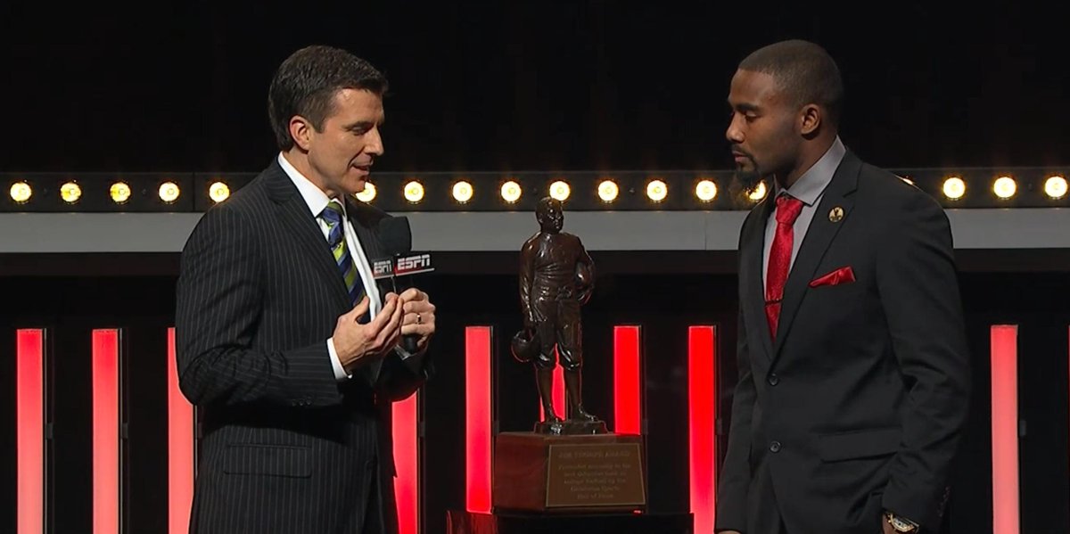 ESPNCFB's tweet photo. Gerod Holliman, @UofLFootball, wins the @jimthorpeaward - Nation’s Best Defensive Back #CFBAwards http://t.co/JBR1E5pVsj