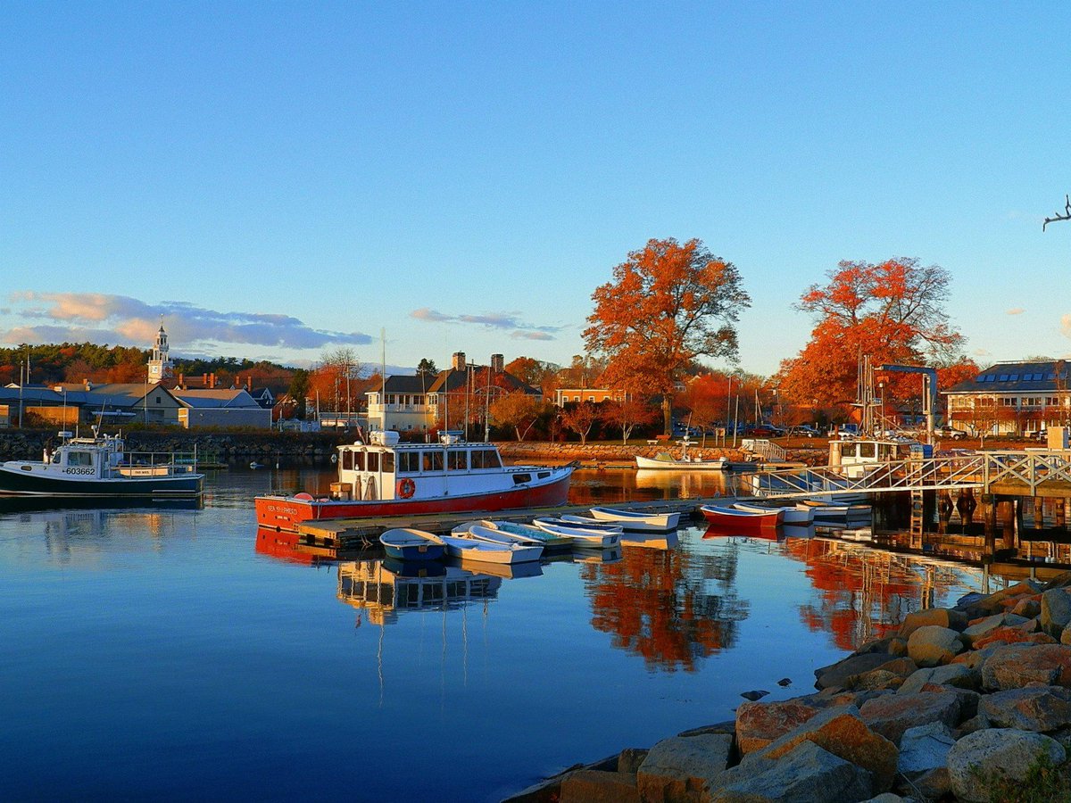 BigJebBos's tweet image. Gratuitous pretty pic of my town #water #autumnreflections cc. @zeyneppnyz